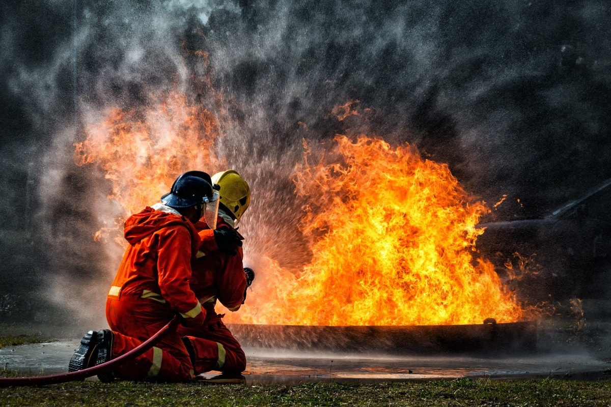 To brandfolk under slukning af kraftig brand